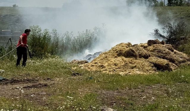 Boş arazideki atık samanlar alev aldı