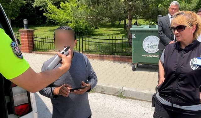 Yokuşta geri kayan araç aynı otomobile 3 kez çarptı