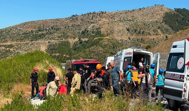 Otomobil uçuruma uçtu, 5 kişi hayatını kaybetti