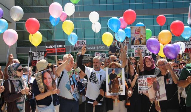 Bolu'da duygusal anlar: 78 can için balonlar gökyüzüne bırakıldı