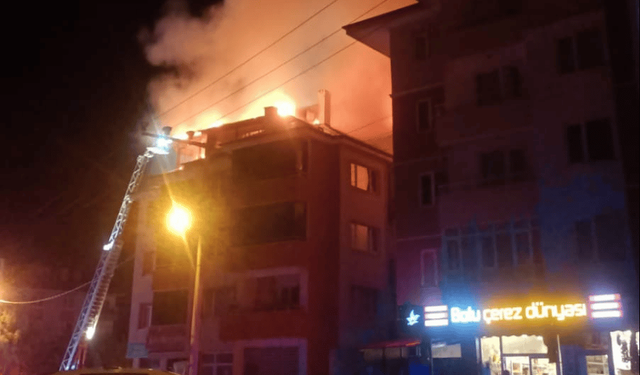 4 katlı evde yangın! itfaiye ekipleri seferber oldu