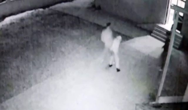 Cami avlusundaki davranışları uyardı, saldırıya uğradı