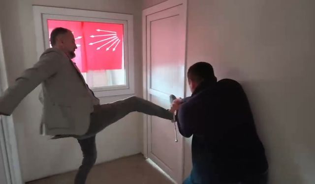 Düzce CHP’de gerilim: parti binasına kapıyı kırarak girdi