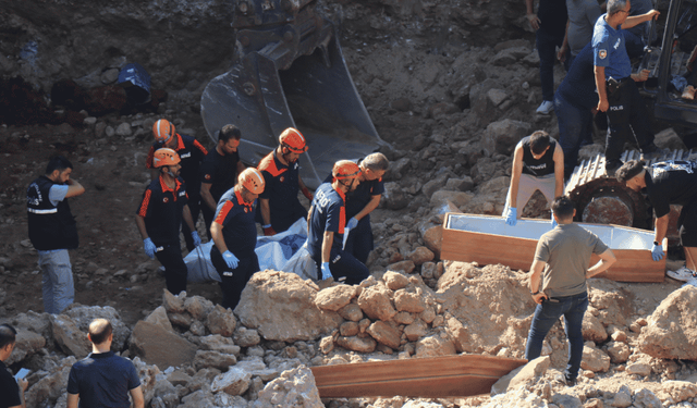 İnşaat kazısında göçük altında kalan kepçe operatörü hayatını kaybetti