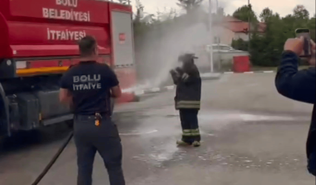 İtfaiye stajının sonu sulu şakayla bitti