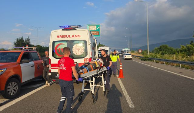 Düzce'da otomobil bariyerlere saplandı: 3 yaralı