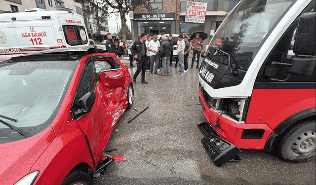 Korkutan kaza Belediye otobüsü araca çarptı 5 yaralı