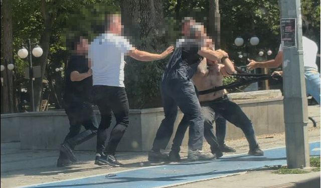 Tartıştıkları kişiyi aralarına alıp dövdüler