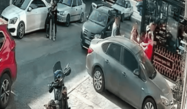 Trafikte araçtan inen 3 kadın çocuklu aileye saldırdı