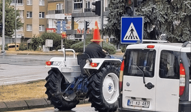 Traktör sürücüsünden yağmura karşı 'dubalı' önlem