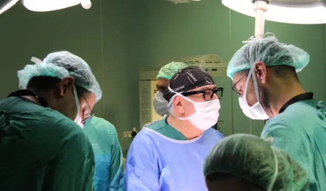 Türkiye'de bir ilk Anne karnındaki bebeğe 6,5 saatlik operasyon