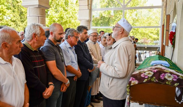 55 yıllık hayat arkadaşını son yolculuğuna uğurladı