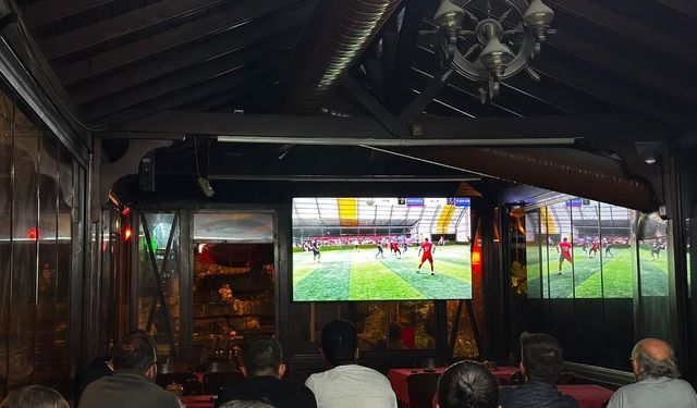 Bolu’da, halısaha turnuvasını izlemek için kahvehane kapattılar!