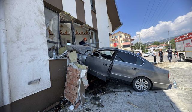 Bolu’da otomobil camiye çarptı!