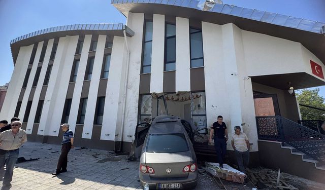 Bolu'da otomobiliyle camiye dalan sürücüye 290 bin lira ceza!