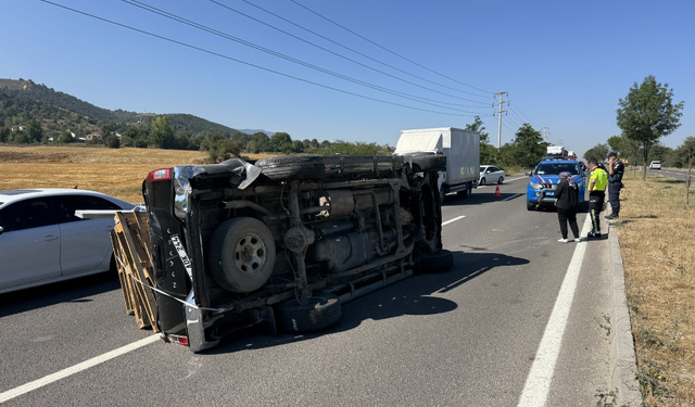 Bolu'da devrilen pikabın sürücüsü kazayı yara almadan atlattı
