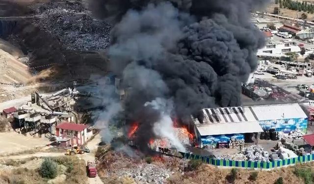 Bolu’da gökyüzü siyaha büründü! Büyük yangın havadan görüntülendi