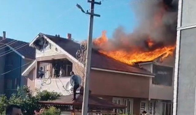 Düzce’de evin çatısı alevlere teslim oldu
