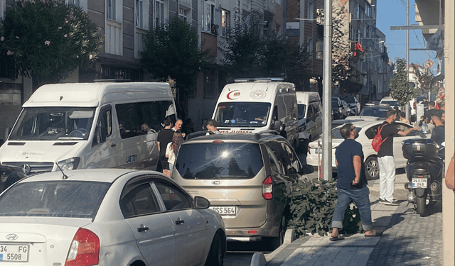 Evinde boğazı kesilmiş halde ölü bulundu
