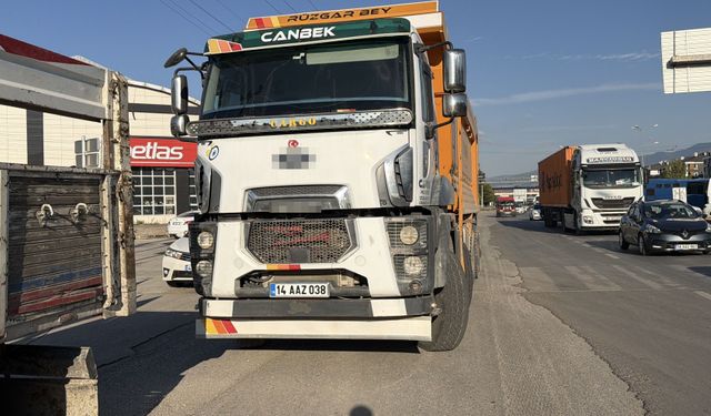 Bolu'da kamyonla otomobil çarpıştı