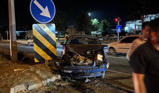 Kırmızı ışıkta geçen otomobil kamyonla çarpıştı