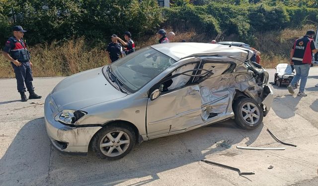 Bolu'da kamyon ile otomobil çarpıştı: 3 yaralı