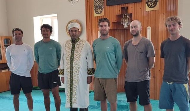 Köylülerin misafirperverliği 5 turisti müslüman yaptı