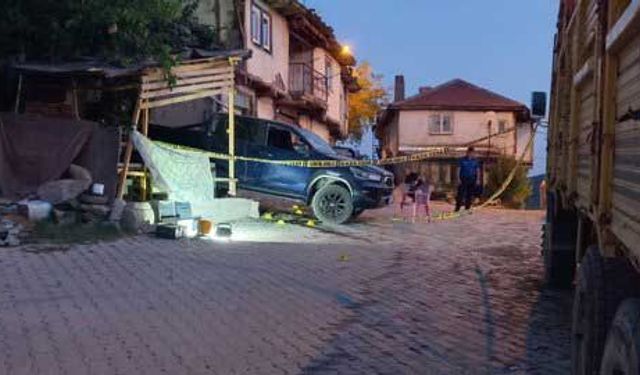 Oğluyla tartışan iki kişiyi tüfekle öldürdü