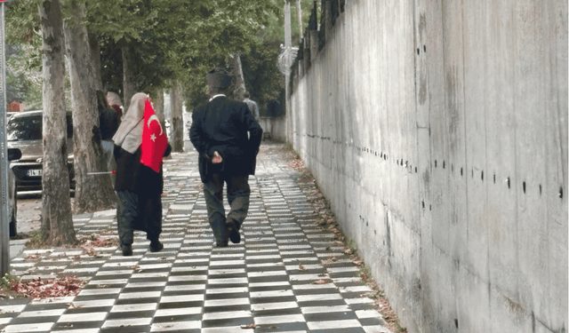 Omzuna Türk bayrağını aldı, gazi eşiyle törene yürüdü