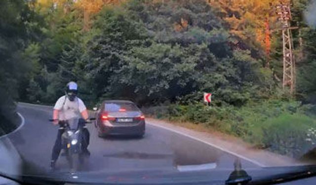 Bolu’da, virajı alamayan motosiklet, arabaya çarptı