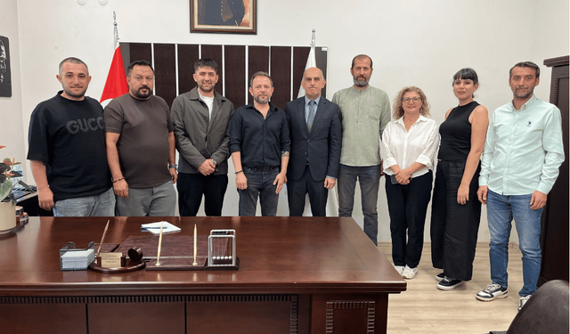 GAZETECİLER VE AKADEMİSYENLER AYNI MASADA