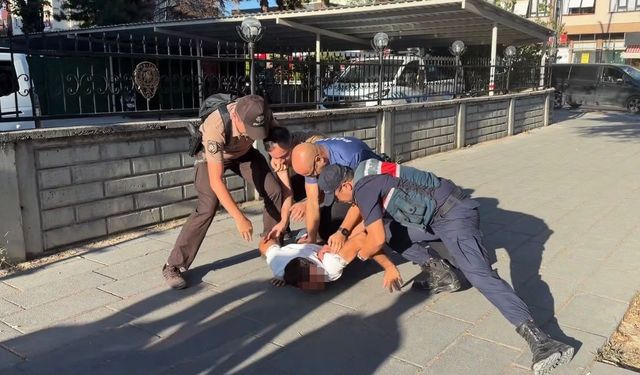 Bolu'da polis karakolunun önünde kavga ettiler!