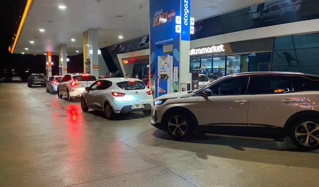 Bolu’da akaryakıt kuyruğu: Zam öncesi istasyonlarda yoğunluk