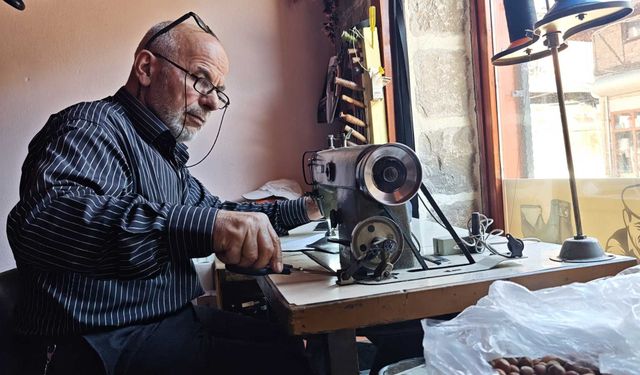 Çocukken başına geçtiği tezgahından 59 yıldır ayrılmadı