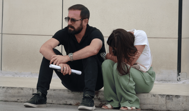 Çalıştığı otelin karşısına geçmek için beklerken tır dorsesinin altında kaldı