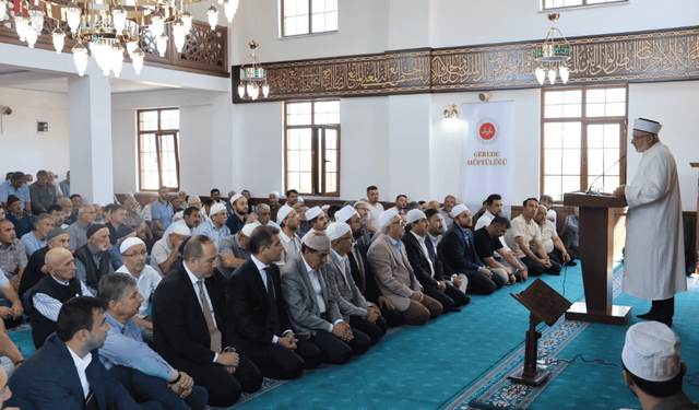 Eski cami korundu, yenisi ibadete açıldı