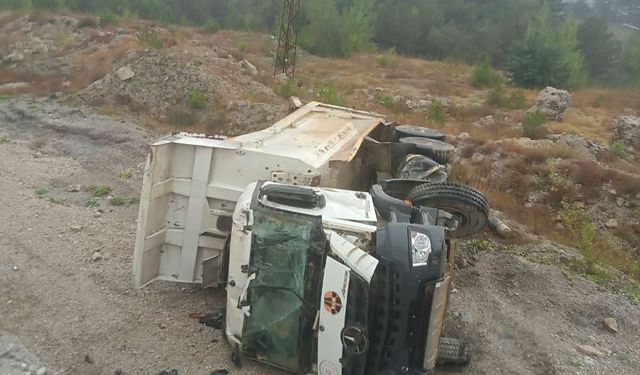Bolu’da hafriyat kamyonu devrildi