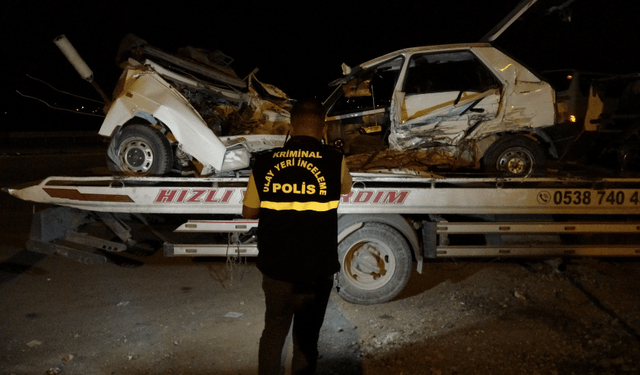 İkiye bölünen otomobilin sürücüsü hayatını kaybetti