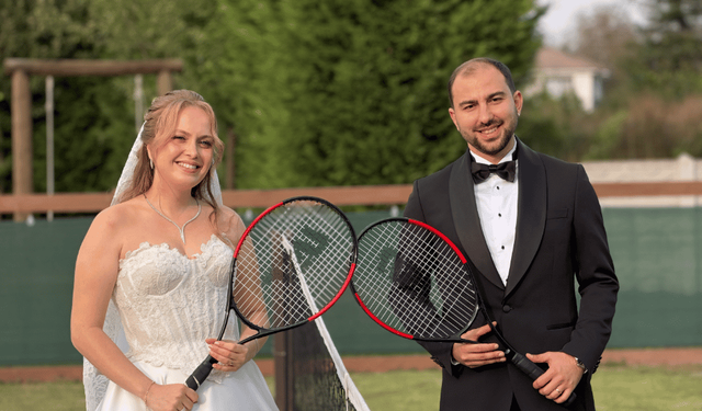 Tenis kortlu köyde gelinlik ve damatlıkla maç yaptılar