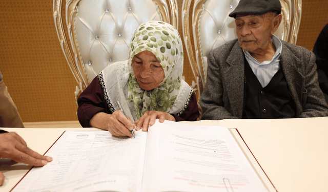 86'sında damat, 72'sinde gelin oldu