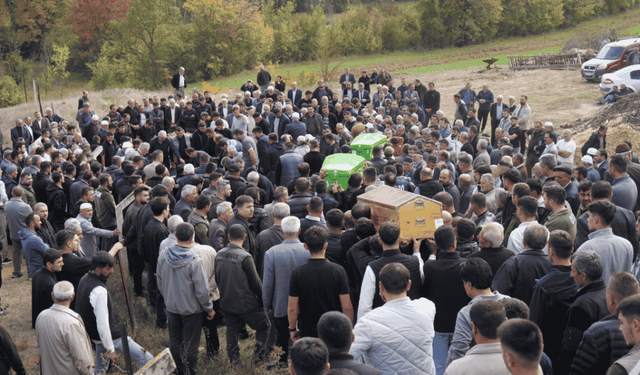 Aynı aileden öldürülen dört kişi, yan yana toprağa verildi