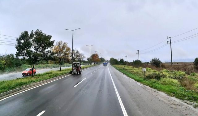 D-100'de ters şeritten ilerleyen traktör kazaya davetiye çıkarttı