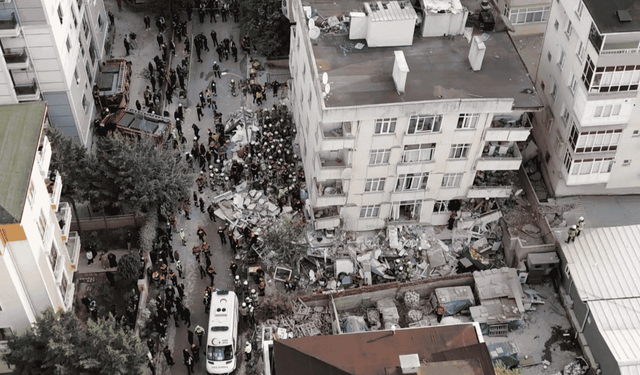 Çöken 7 katlı binadan 5 kişi çıkarıldı