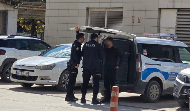 Okula silahla giren genç panik yaşattı