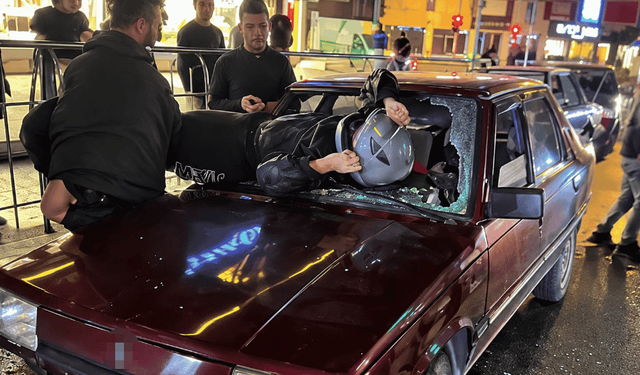 Otomobile çarpan motosiklet sürücüsü camdan içeri girdi