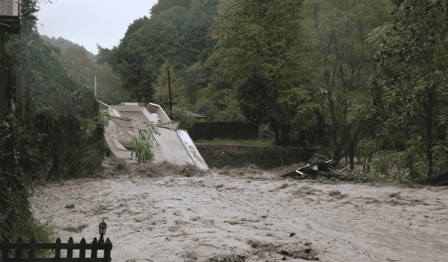Sağanak nedeniyle dere kenarındaki iki katlı ev yıkıldı