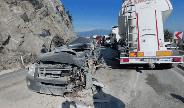 Tır ile pikap çarpıştı: 1 ölü, 2 yaralı