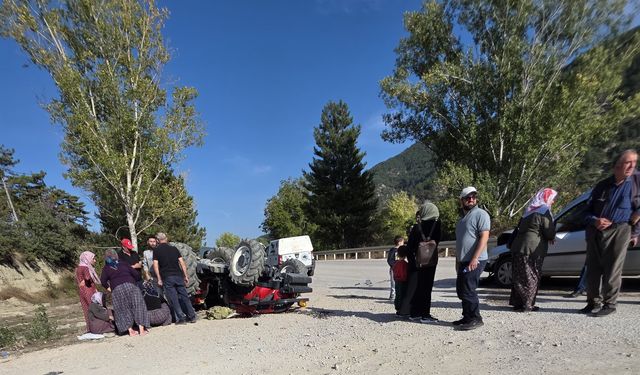 Bolu’da traktör ile ticari çarpıştı: 2 yaralı