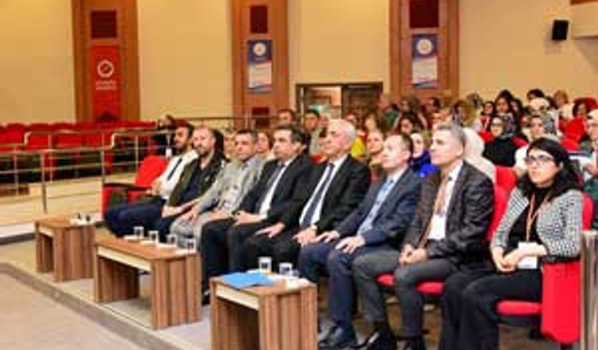Kastamonu Üniversitesi'nde Dijital Yeterlilik Konferansı ve Çalıştayı yapıldı