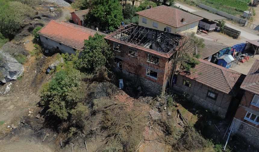 BİLECİK - Bir zamanlar ipek böceği yetiştirdiği evi orman yangınıyla küle döndü